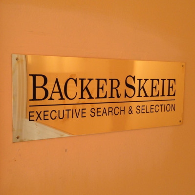 Graverede messingskilte