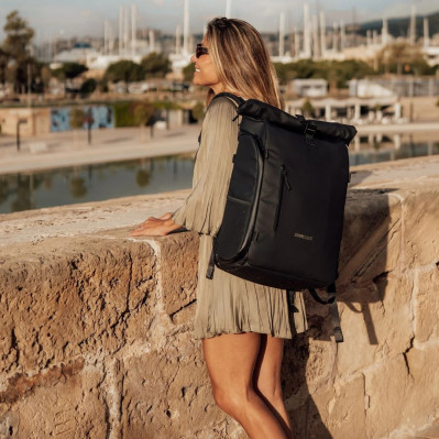 Stilren og praktisk Zeeksack Rolltop 21L rygsæk med logo tryk. Ideel t
