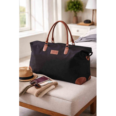 Weekendtaske i mikrofiber med PVC håndtag med logo og tryk på bænk i soveværelse (miljøbillede)