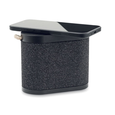 Trådløs højtaler i brug, med telefon oven på.