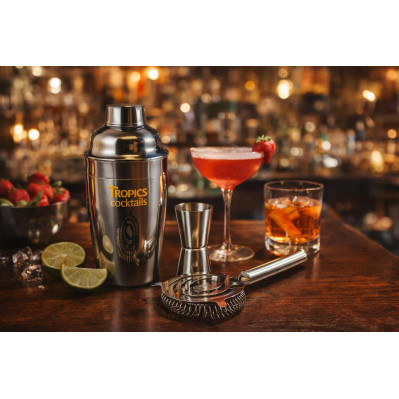 Cocktailshakersæt i rustfrit stål anvendt i bar miljø med drinks