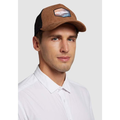 Mand med kasket i fløjl med tryk